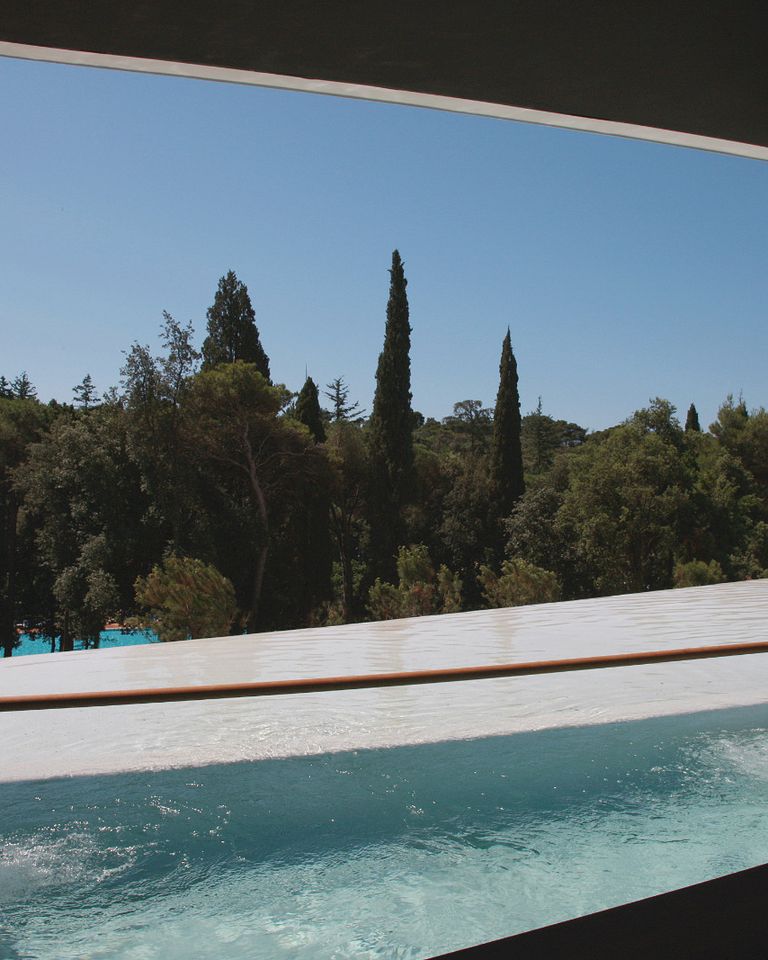 Infinitypool inramad av mörk arkitektur