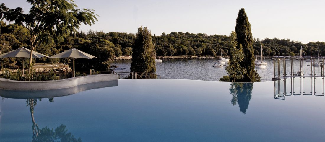 Infinitypool med utsikt över en nordisk skärgård